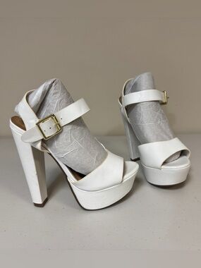 CHARLOTTE RUSSE Womens 6 White Platform High Heel Shoe Sandals Buckle Sexy Party